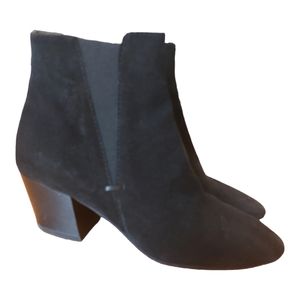 Aquatalia Faylinn Pebbled Black Suede Boots Size 4